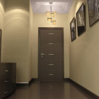 portes sombres à l'intérieur de la photo de la chambre en acajou