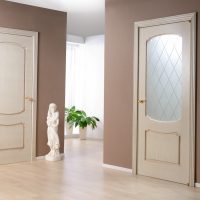 portes sombres à l'intérieur de la photo de la chambre