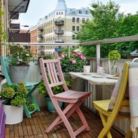 fleurs chic sur le balcon sur les étagères design picture