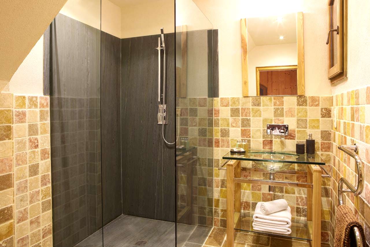 hermoso baño interior con ducha oscura
