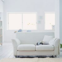 sofá blanco en el diseño del apartamento photo