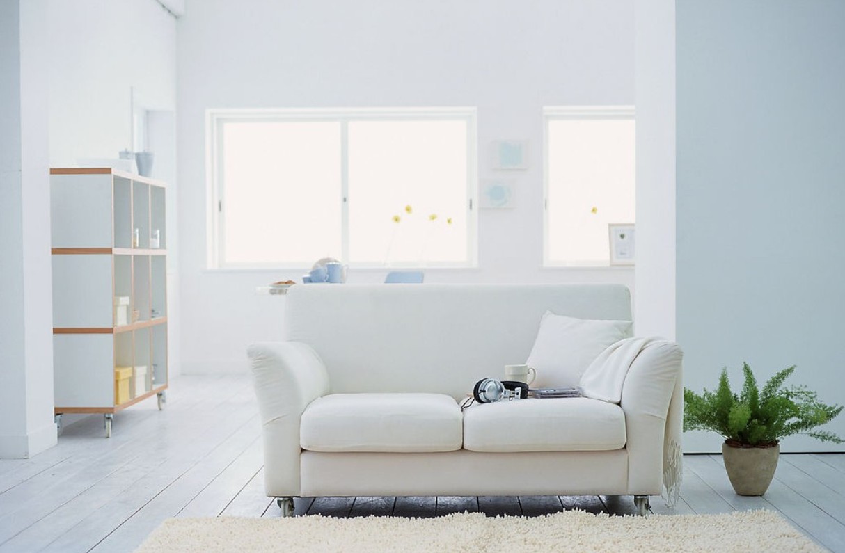 sofá brillante al estilo de la habitación
