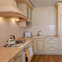 design de cuisine beige brillant dans l'image de style campagnard