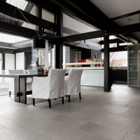 intérieur de cuisine lumineux en photo couleur noir et blanc