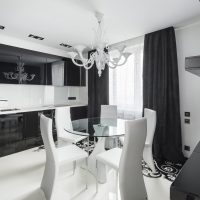 décor chic du couloir en photo couleur noir et blanc