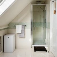 Diseño inusual de un baño con ducha en colores vivos.