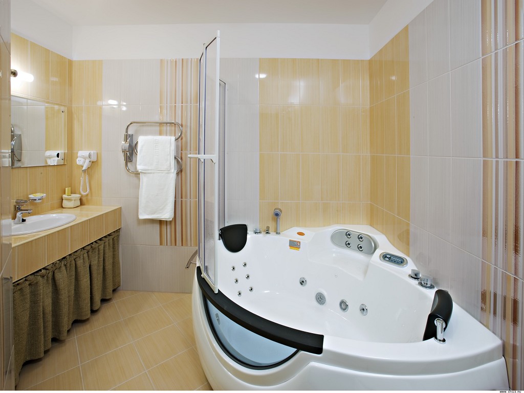 Decoración de baño brillante con duchas brillantes