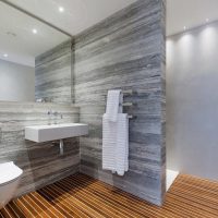baño de diseño ligero con ducha de color claro photo