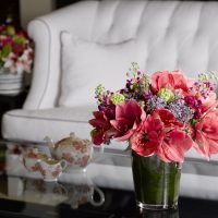 photo de fleurs artificielles dans le style du couloir