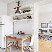 murs blancs dans la conception d'une maison dans le style de la Scandinavie photo