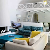 murs blancs dans le décor d'un appartement dans le style du minimalisme photo