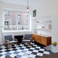 murs blancs à l'intérieur du couloir dans le style du minimalisme