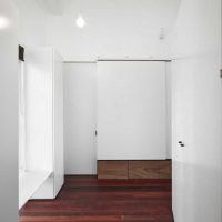 murs blancs dans le style du salon dans le style de la scandinavie photo