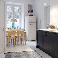 petit réfrigérateur à l'intérieur de la cuisine en couleur sombre