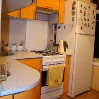 grand frigo dans le style de la cuisine en couleur claire