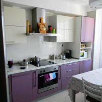 un grand réfrigérateur dans la façade de la cuisine en photo couleur blanche