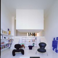 le futurisme dans la conception du salon dans une image couleur inhabituelle