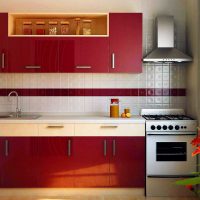 combinaison de rouge avec d'autres couleurs à l'intérieur de l'appartement picture