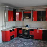 combinant le rouge avec d'autres couleurs dans la conception de la photo de la chambre
