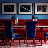 une combinaison de rouge avec d’autres couleurs dans le style d’une image de l’enfant