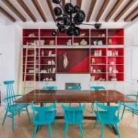une combinaison de rouge avec d'autres couleurs dans une photo de décor à la maison