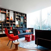 une combinaison de rouge avec d'autres couleurs dans le décor de la photo du salon