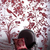 couleur bordeaux saturée dans le style de la photo de la chambre