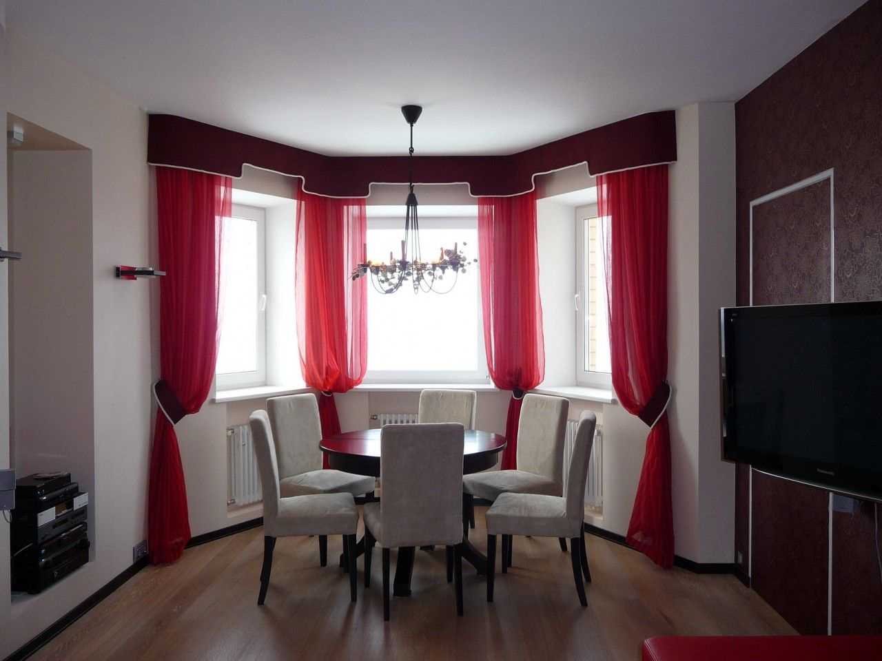 riche couleur bordeaux à l'intérieur de la cuisine