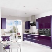 estilo de cocina claro en púrpura foto