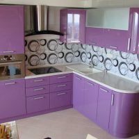 decoración ligera de la cocina en tinte púrpura photo