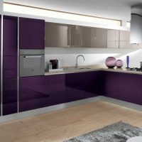 intérieur lumineux du salon en violet