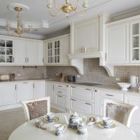 intérieur lumineux de la cuisine de luxe en photo de style moderne