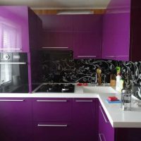 estilo inusual de la cocina en una foto de tinte púrpura