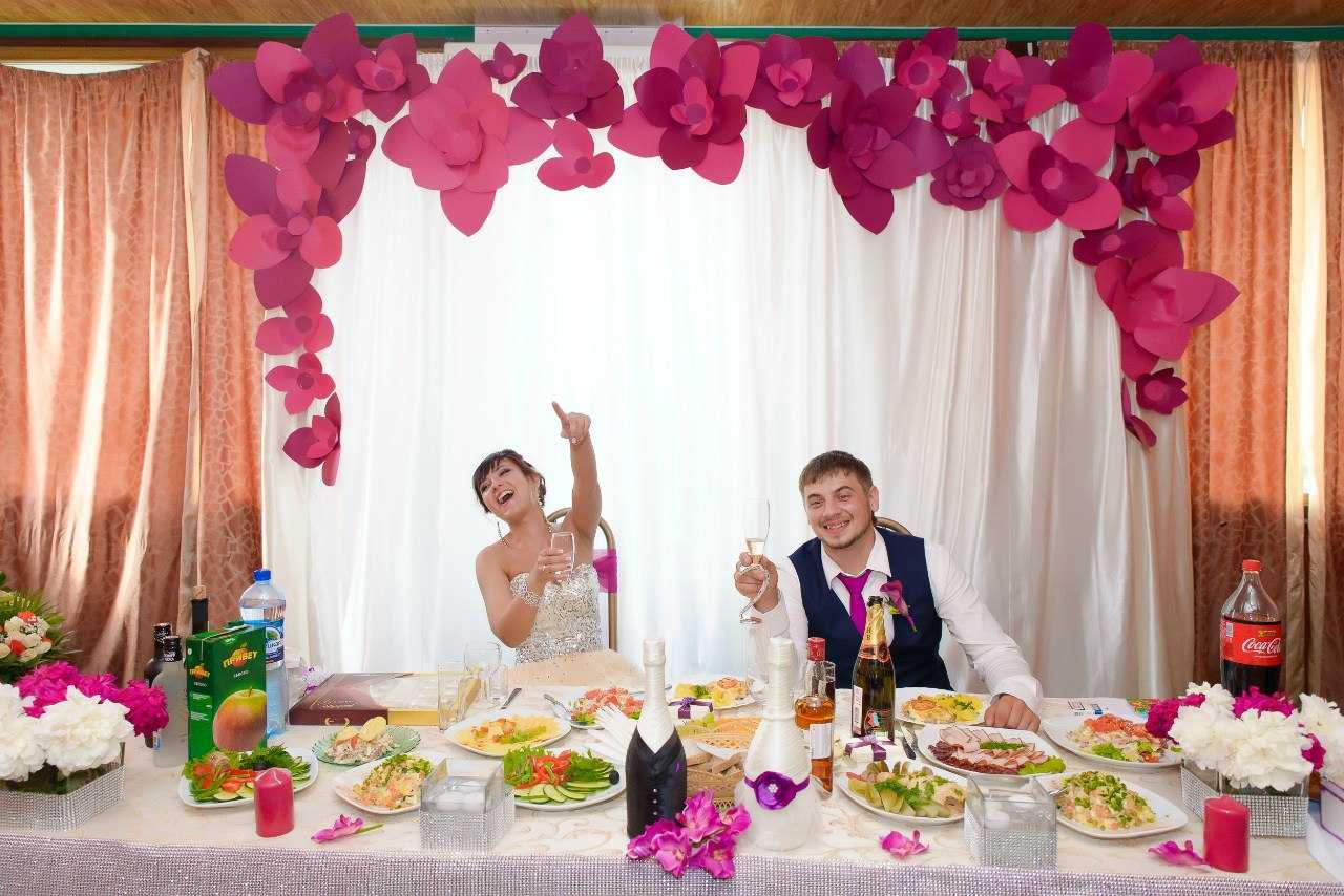fleurs en papier multicolores à l'intérieur de la salle des fêtes