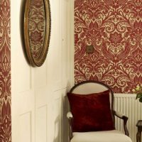 Couleur bordeaux saturée dans le dessin de la photo de la chambre