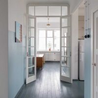 intérieur lumineux du couloir dans le style de photo avant-gardiste