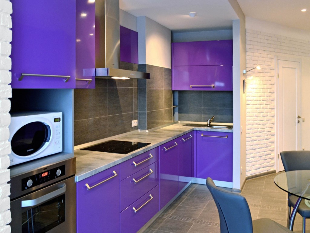estilo inusual de la cocina en morado