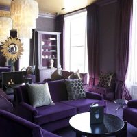 style de chambre inhabituel dans l'image de couleur pourpre