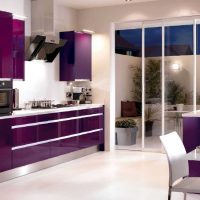 Interior de cocina brillante en color violeta