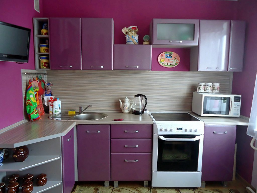 interior de cocina claro en color violeta