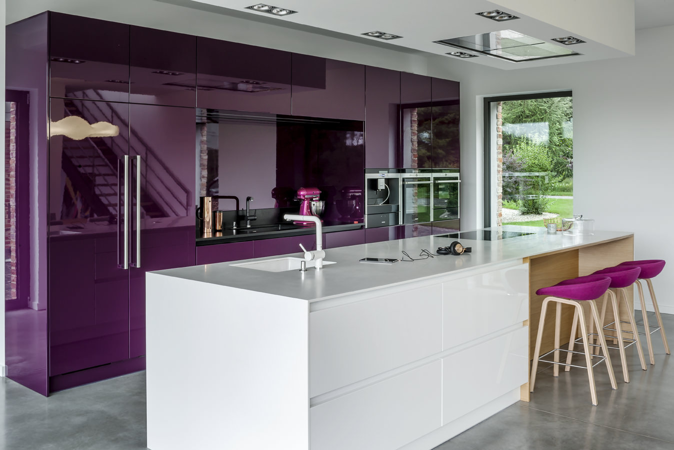hermoso diseño de cocina en tinte morado