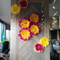fleurs en papier rose dans le décor de la photo de la salle des fêtes