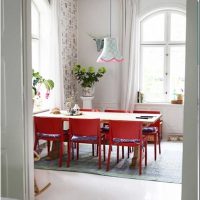 une combinaison de rouge avec d'autres couleurs dans le style d'une image de salon