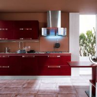combinaison de rouge avec d'autres couleurs dans le décor de la salle de séjour