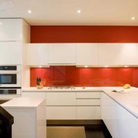 combinaison du rouge avec d'autres couleurs dans la photo de conception de maison