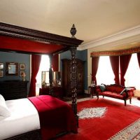 une combinaison de rouge avec d'autres couleurs dans le décor du couloir photo