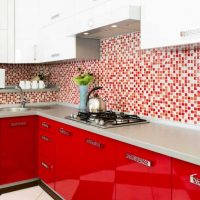 une combinaison de rouge avec d'autres couleurs dans le style de la photo du couloir