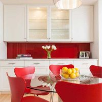 combinaison de rouge avec d'autres couleurs dans le style de la photo de la chambre
