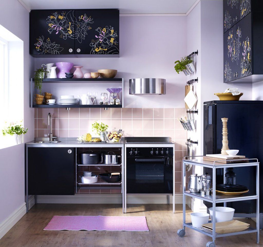 estilo inusual de la cocina en un tono morado