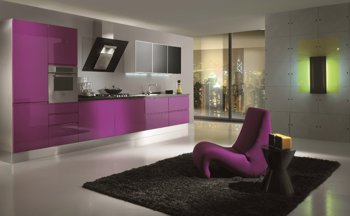 interior de cocina moderna en morado